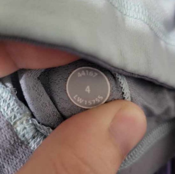 Lululemon Women Purple tankTop Size 4 Scoop Neck Racerback BuiltIn Bra Pullover - Picture 3 of 3